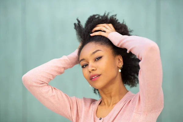 Güzellik Portresini Kapat Genç Siyah Kadın Elleri Başının Arkasında Yeşil — Stok fotoğraf