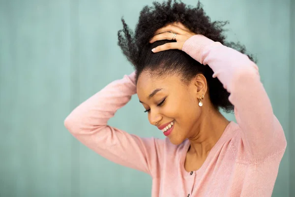 Primer Plano Retrato Belleza Sonriente Joven Mujer Negra Con Las — Foto de Stock