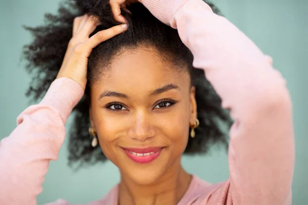 Kapalı Portre Güzel Afro Amerikan Kadın Elleri Saçında Gülümsüyor — Stok fotoğraf