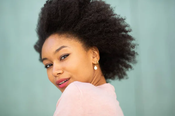 Close Retrato Bela Jovem Mulher Negra Com Cabelo Afro Por — Fotografia de Stock