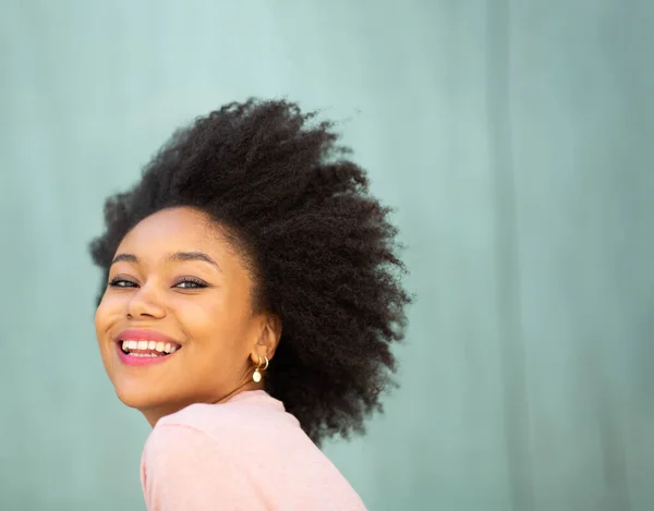 Close Portrait Beautiful Young Black Woman Afro Hair Smiling Green — ストック写真