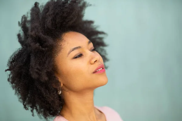 Närbild Porträtt Vacker Ung Svart Kvinna Med Afro Hår Grön — Stockfoto