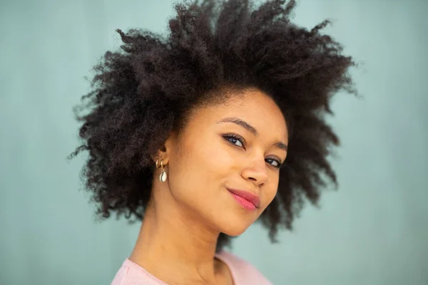 Close Retrato Bela Jovem Mulher Negra Com Cabelo Afro Contra — Fotografia de Stock