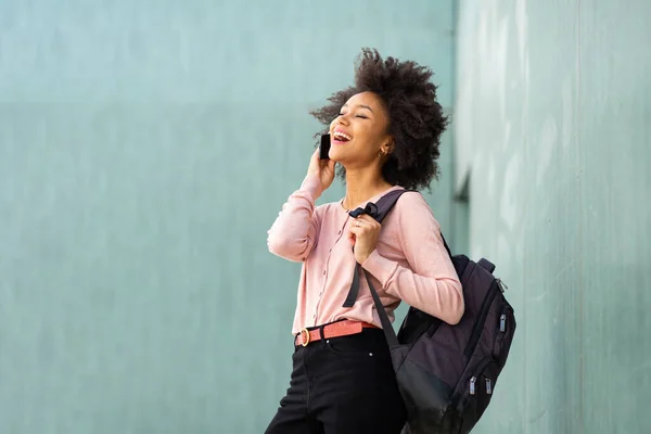 Portrait Happy Young African American Woman Bag Talking Cellphone — Stock Photo, Image
