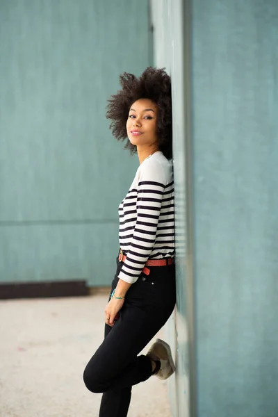 Боковой Портрет Улыбающейся Молодой Африканской Американки Прислонившейся Стене — стоковое фото