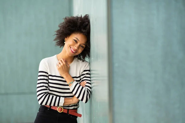 Porträtt Leende Ung Afrikansk Amerikansk Kvinna Lutar Sig Mot Väggen — Stockfoto