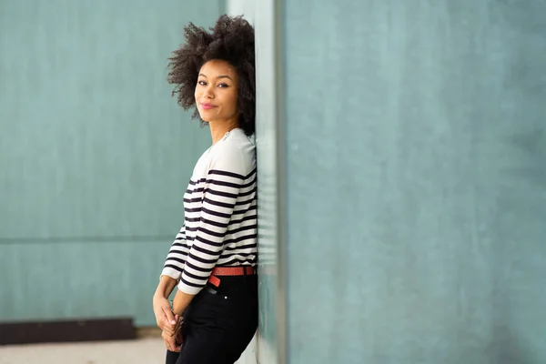 Perfil Retrato Jovem Afro Americano Mulher Encostado Contra Parede Fora — Fotografia de Stock