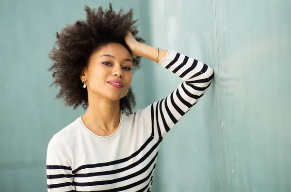 Acercamiento Retrato Joven Mujer Negra Apoyada Contra Pared —  Fotos de Stock