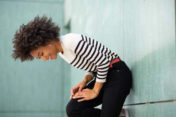 Боковой Портрет Счастливая Молодая Африканская Американка Афроволосами Прислонившаяся Стене — стоковое фото