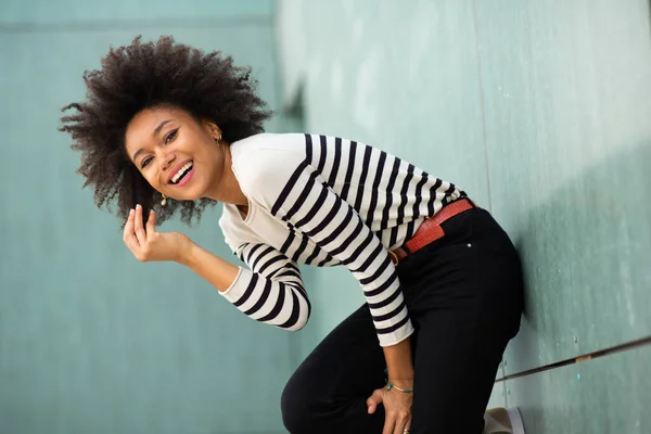 Retrato Lateral Riéndose Joven Afroamericana Con Pelo Afro Apoyado Contra — Foto de Stock