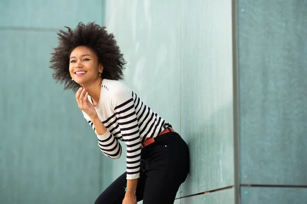 Boczny Portret Uśmiechnięta Młoda Czarna Kobieta Afro Włosy Opierające Się — Zdjęcie stockowe