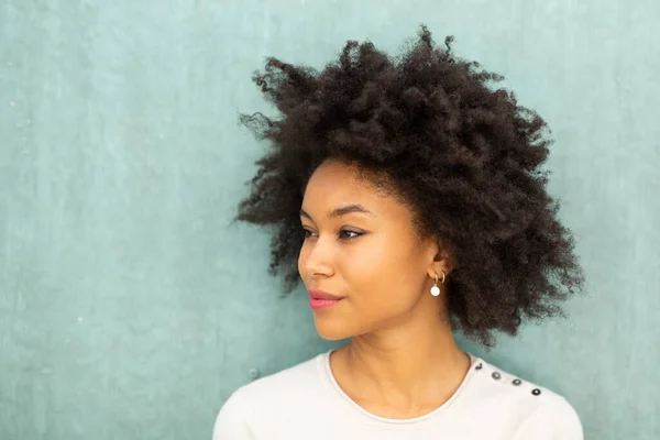閉じるポートレート美しいです若いですアフリカ系アメリカ人女性とともにアフロ髪によって緑の背景 — ストック写真