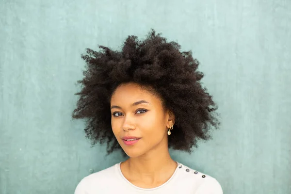 Close Retrato Bela Jovem Afro Americana Com Cabelo Afro Contra — Fotografia de Stock