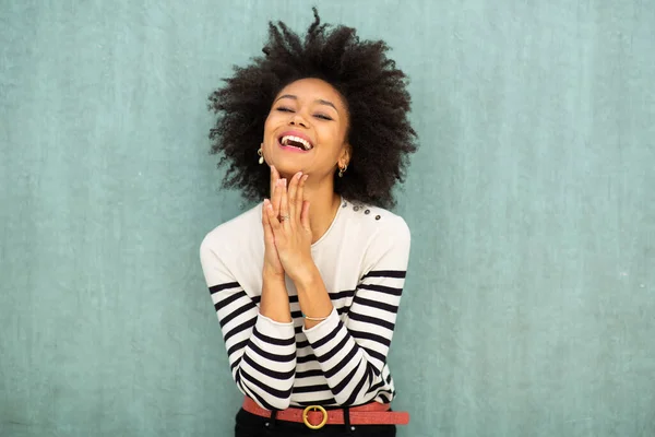 Retrato Joven Afroamericana Mujer Con Afro Pelo Riendo Por Fondo —  Fotos de Stock