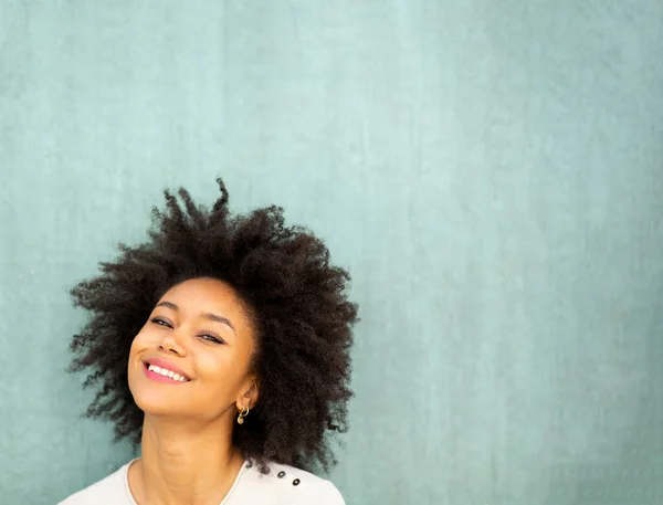 Крупным Планом Портрет Улыбается Молодая Африканская Американка Афроволосами Зеленом Фоне — стоковое фото