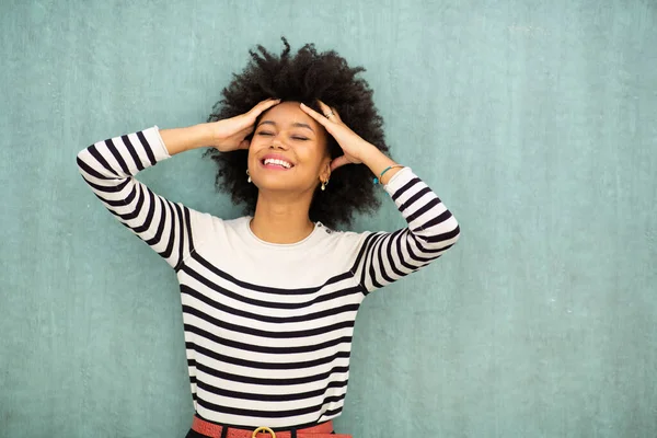 Güzel Afro Saçlı Yeşil Arka Planda Kahkahalar Atan Afro Amerikan — Stok fotoğraf