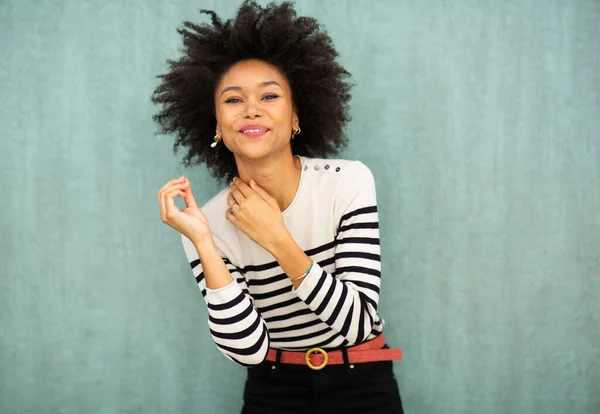 Afro Saçlı Yeşil Arka Planda Kahkahalar Atan Afro Amerikan Kadın — Stok fotoğraf