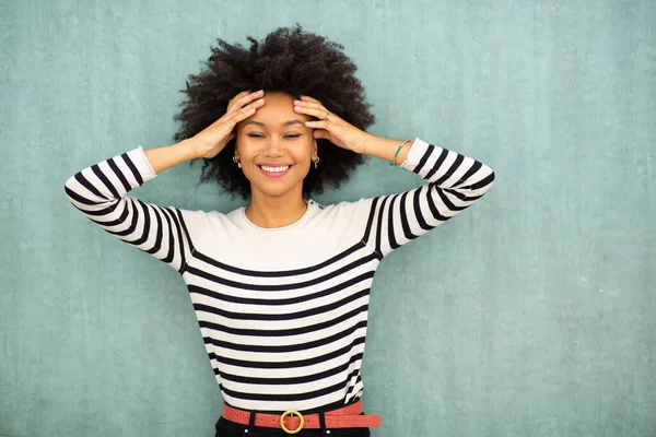 Yeşil Arka Planda Gülümseyen Afro Saçlı Genç Zenci Kadın Portresi — Stok fotoğraf
