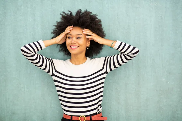 Portret Jonge Zwarte Vrouw Glimlachen Met Afro Haar Door Groene — Stockfoto