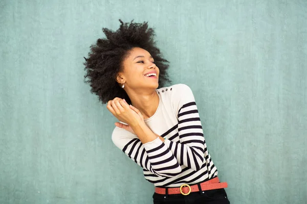 Porträtt Vacker Ung Svart Kvinna Ler Med Afro Hår Grön — Stockfoto