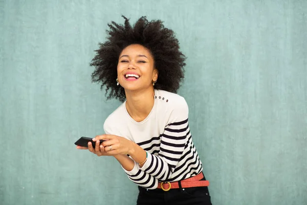 Porträtt Leende Ung Afrikansk Amerikansk Kvinna Håller Telefonen Grön Bakgrund — Stockfoto