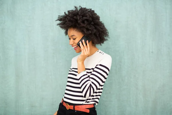 Retrato Sonriente Joven Afroamericana Mujer Hablando Con Teléfono Por Fondo — Foto de Stock