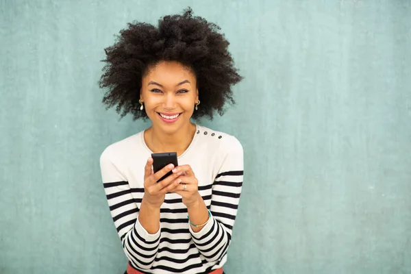 Portret Szczęśliwy Młody Afroamerykanin Kobieta Trzyma Telefon Komórkowy Przez Zielone — Zdjęcie stockowe