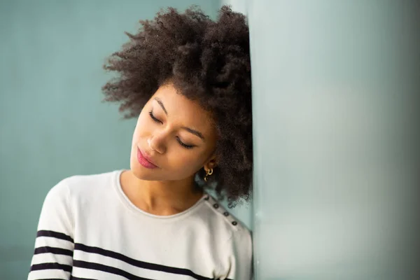 Nahaufnahme Porträt Junge Afrikanisch Amerikanische Frau Mit Afro Haaren Lehnt — Stockfoto