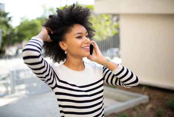 Retrato Sonriente Joven Mujer Negra Hablando Con Teléfono Celular Fuera — Foto de Stock