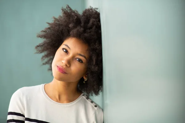 Close Retrato Jovem Afro Americano Mulher Com Cabelo Afro Encostado — Fotografia de Stock