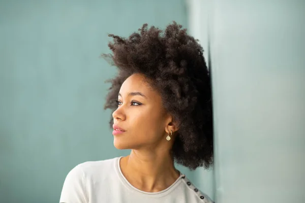 Close Portret Młoda Afroamerykanka Kobieta Afro Włosy Opierając Się Ścianę — Zdjęcie stockowe