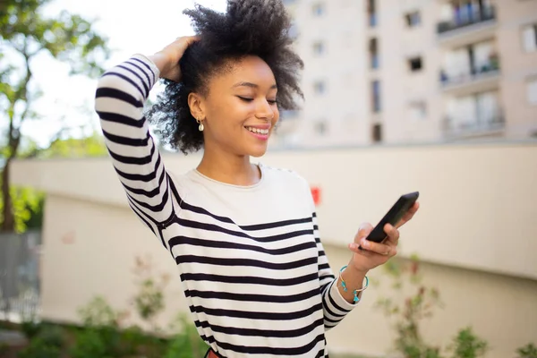 Retrato Lateral Sonriente Joven Mujer Negra Mirando Teléfono Inteligente Fuera — Foto de Stock