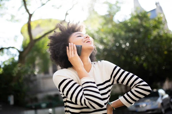 Retrato Feliz Joven Afroamericana Mujer Hablando Con Teléfono Móvil Fuera — Foto de Stock