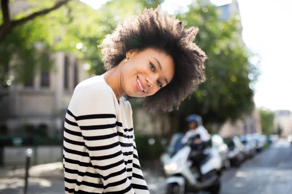 Cerca Retrato Lado Mujer Afroamericana Sonriendo Fuera — Foto de Stock