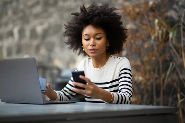 Retrato Joven Afroamericana Mujer Sentada Con Ordenador Portátil Uso Teléfono —  Fotos de Stock