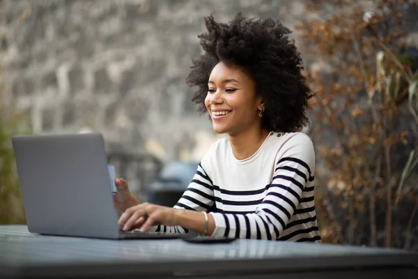 Portret Uśmiechnięta Młoda Afroamerykanka Korzystająca Laptopa — Zdjęcie stockowe