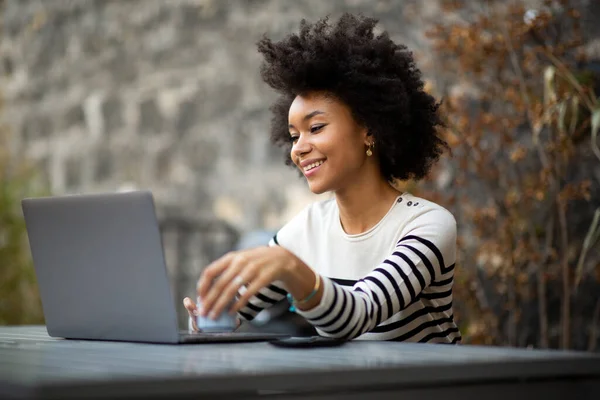 Portrait Souriant Jeune Femme Afro Américaine Assise Avec Ordinateur Portable — Photo