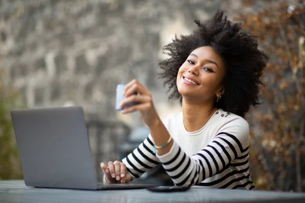Portret Uśmiechnięta Młoda Afroamerykanka Siedzi Laptopem — Zdjęcie stockowe
