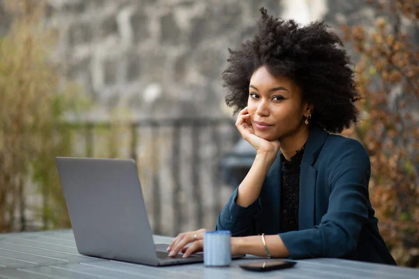 Portret Czarny Bizneswoman Siedzi Laptopa — Zdjęcie stockowe