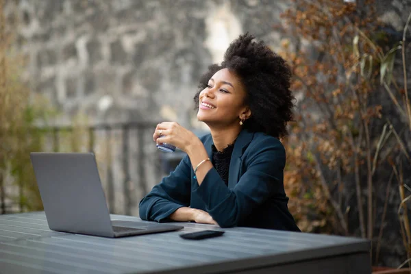 Portret Afro Amerikaanse Zakenvrouw Zitten Met Laptop Computer Kopje Koffie — Stockfoto