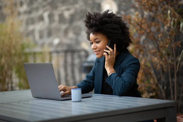 Retrato Mujer Negocios Afroamericana Sentada Con Computadora Portátil Teléfono Móvil —  Fotos de Stock