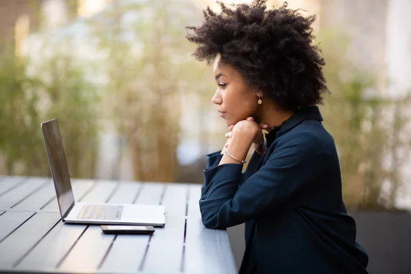 Zijportret Jong Afrikaans Amerikaans Zakenvrouw Zitten Met Laptop Computer — Stockfoto