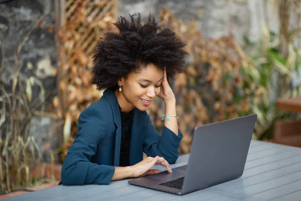 ラップトップコンピュータを使用してアフリカ系アメリカ人のビジネス女性を笑顔肖像画 — ストック写真