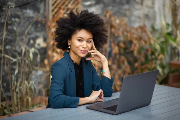 ポートレート笑顔アフリカ系アメリカ人のビジネスマンの女性がラップトップコンピュータに座って — ストック写真