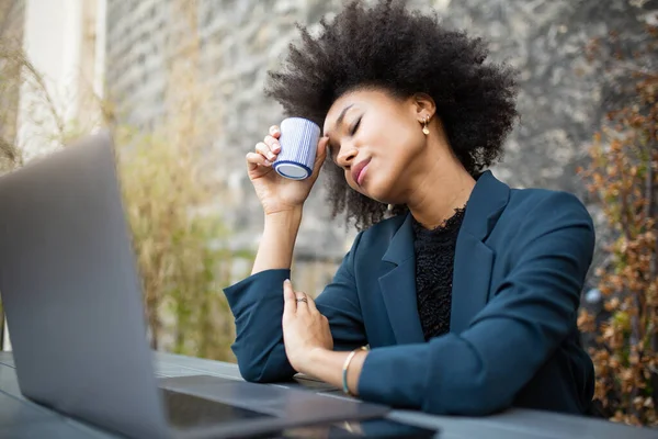 Närbild Porträtt Affärskvinna Sitter Med Laptop Och Kaffe Vid Bordet — Stockfoto