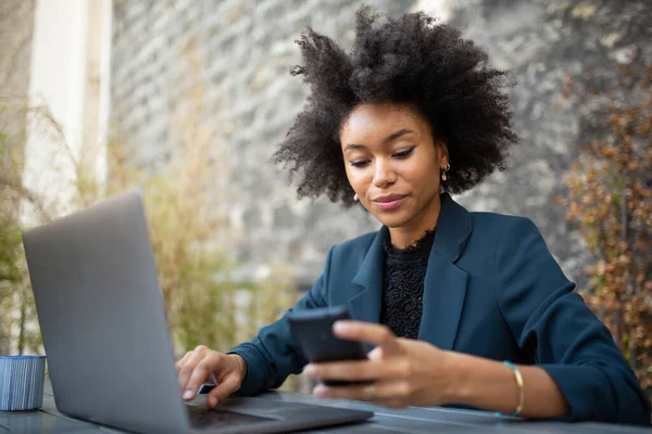 Cerca Retrato Mujer Negocios Sentado Con Ordenador Portátil Teléfono Celular —  Fotos de Stock