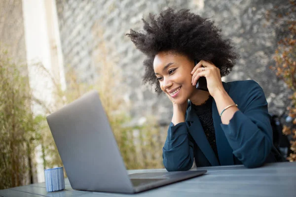 Tutup Potret Wanita Bisnis Yang Tersenyum Bekerja Dengan Komputer Laptop — Stok Foto