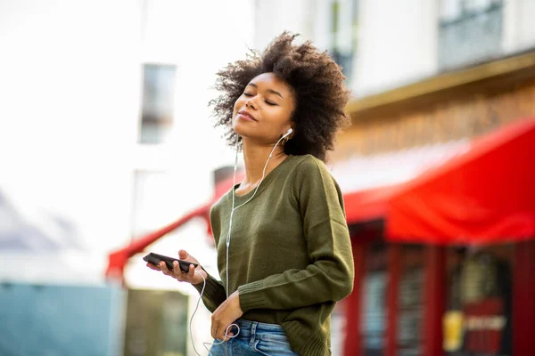 Retrato Joven Mujer Negra Escuchando Música Con Auriculares Teléfono Celular — Foto de Stock