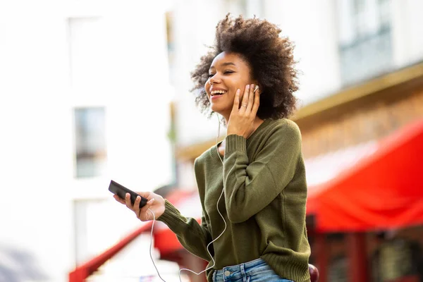 Retrato Lateral Feliz Joven Mujer Negra Escuchando Música Con Auriculares — Foto de Stock