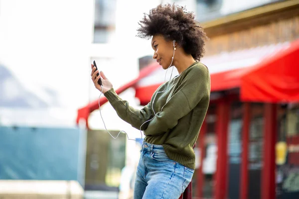 Retrato Lateral Joven Mujer Negra Escuchando Música Con Auriculares Teléfono — Foto de Stock